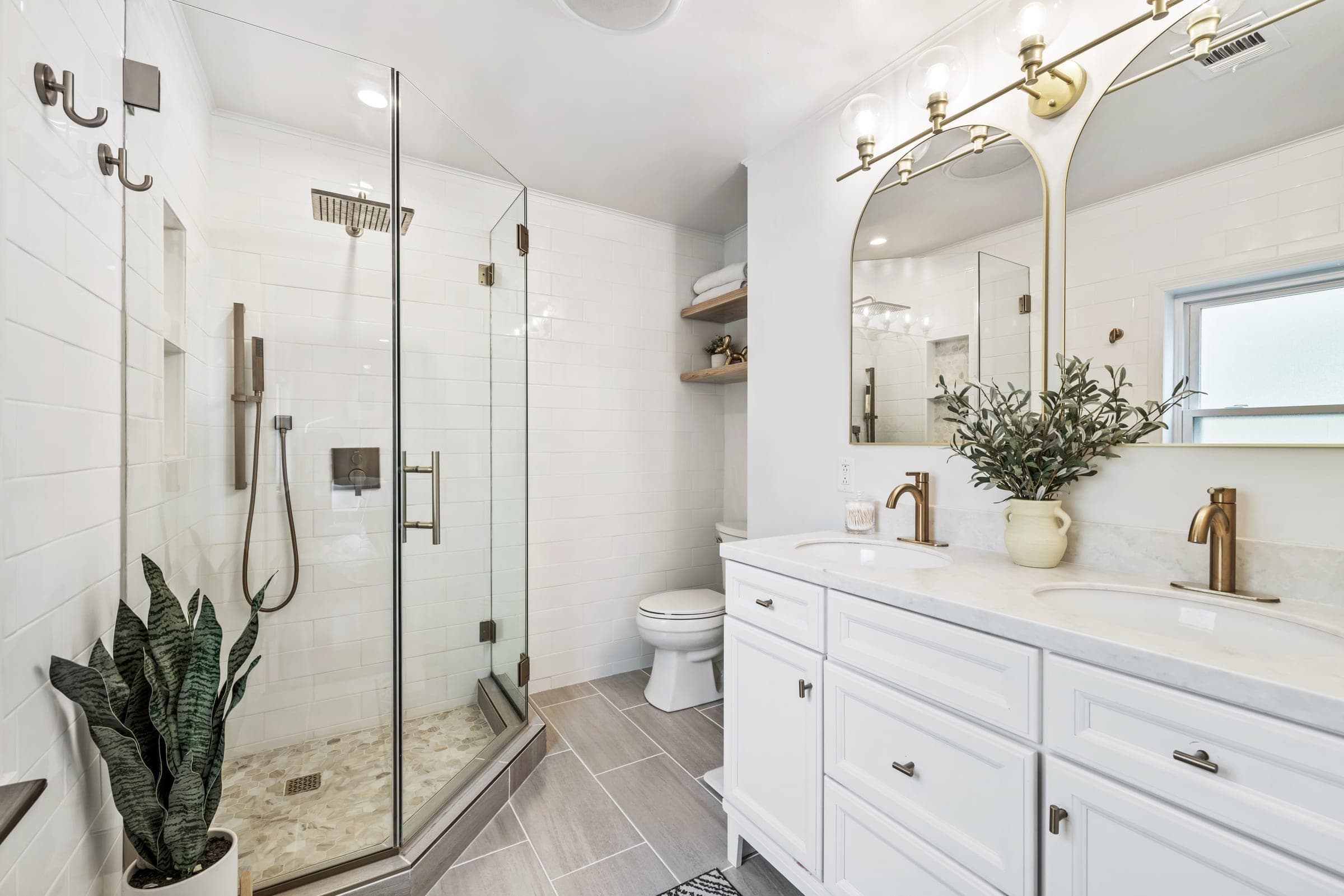 Phillips Avenue Primary Suite — Bathrooms in Squirrel Hill