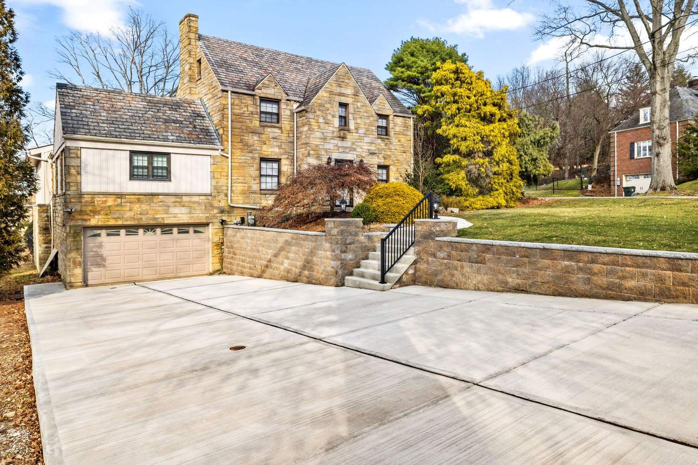 Concrete driveway South Hills