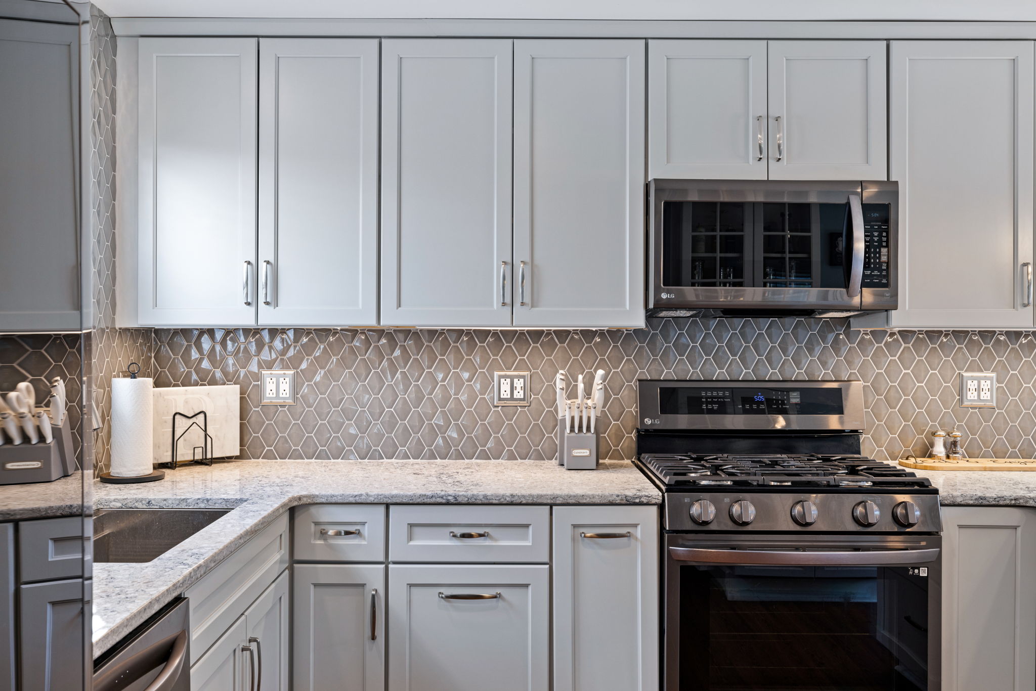 Shaker cabinet kitchen with tile backsplash