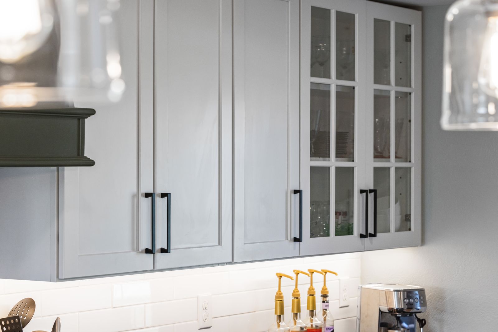 Kitchen crown molding detail