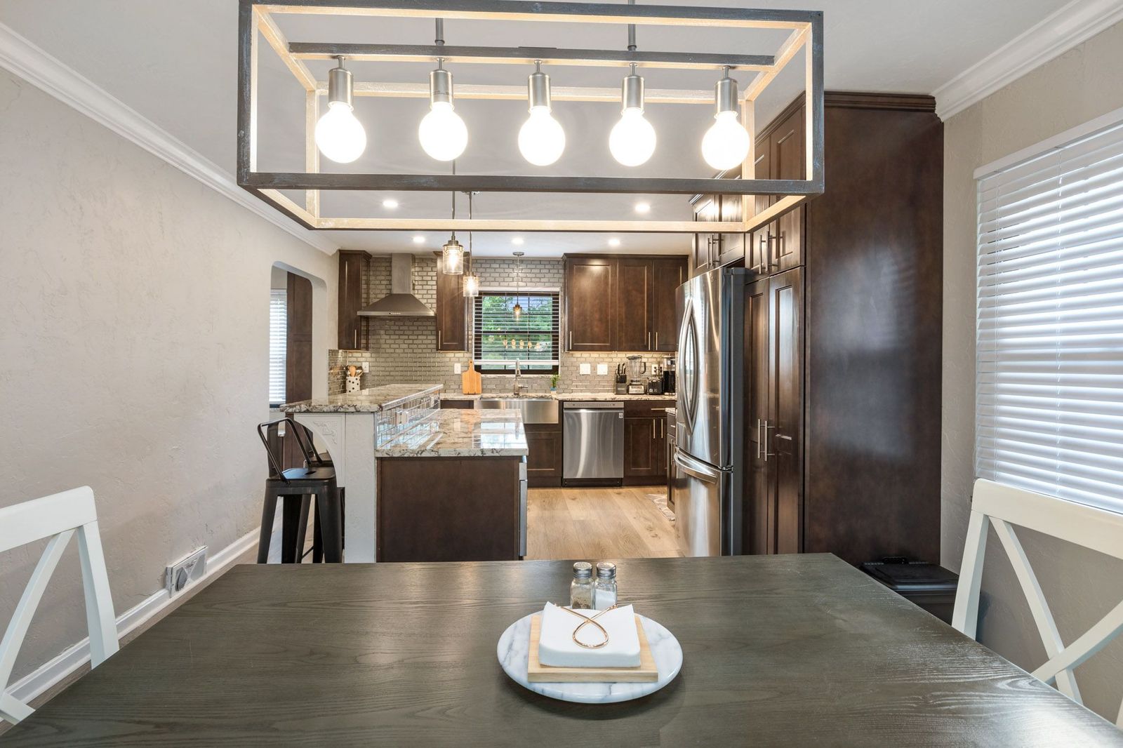 White cabinet kitchen with marble backsplash