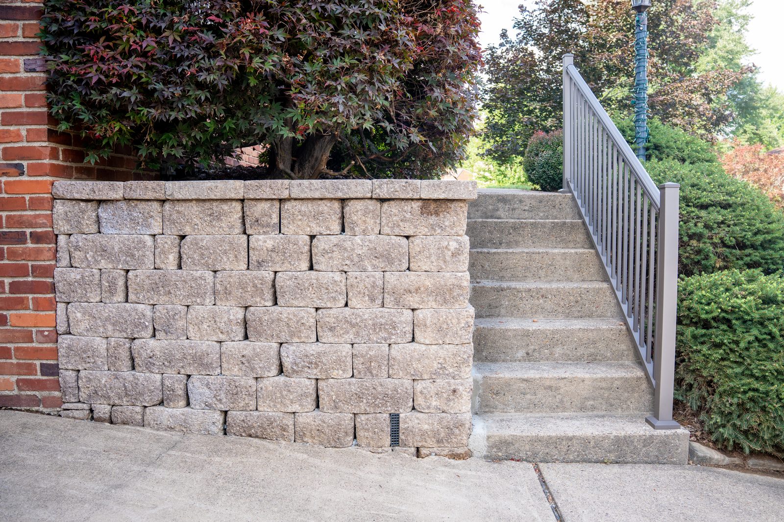 Block retaining wall planting bed